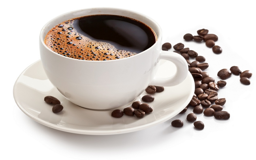 Чашка кофе на блюдце, кофейные зерна
