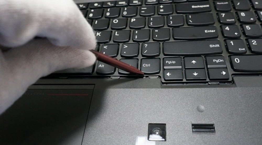 Рука в перчатке, клавиатура ноутбука