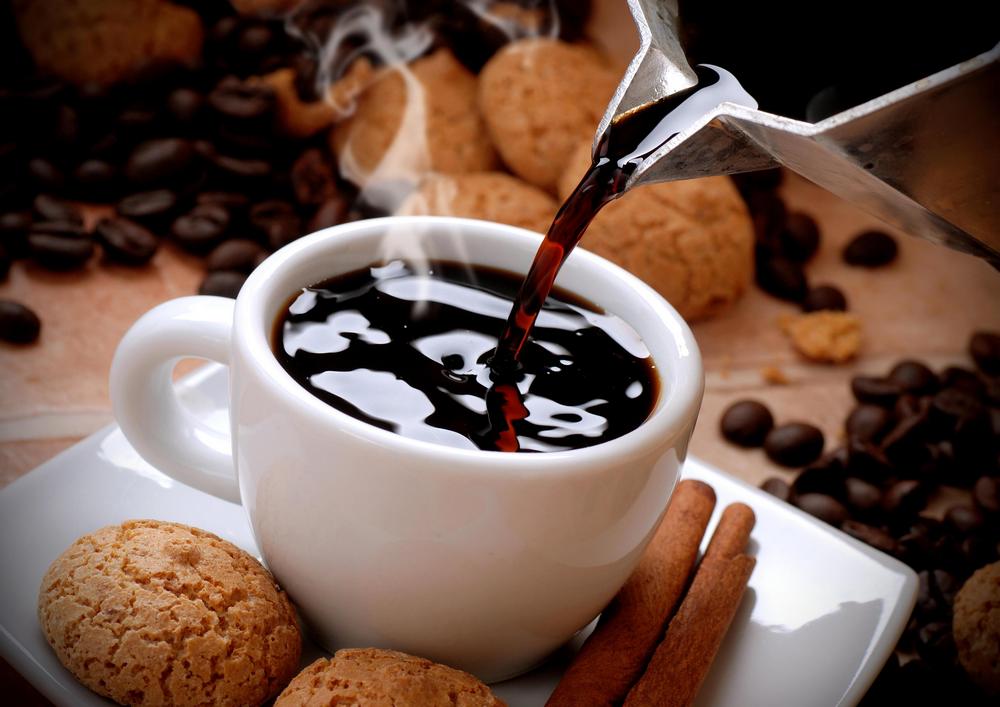 Кофе в чашке на блюдце, печенье, кофейные зерна, палочки корицы
