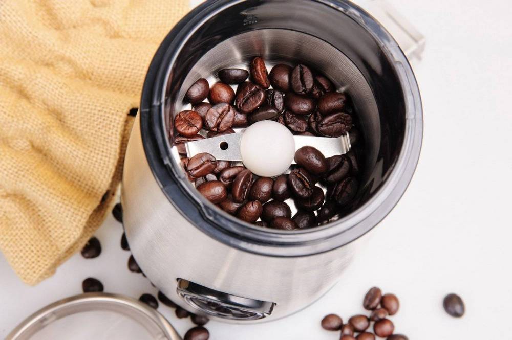 Кофейные зерна в кофемолке