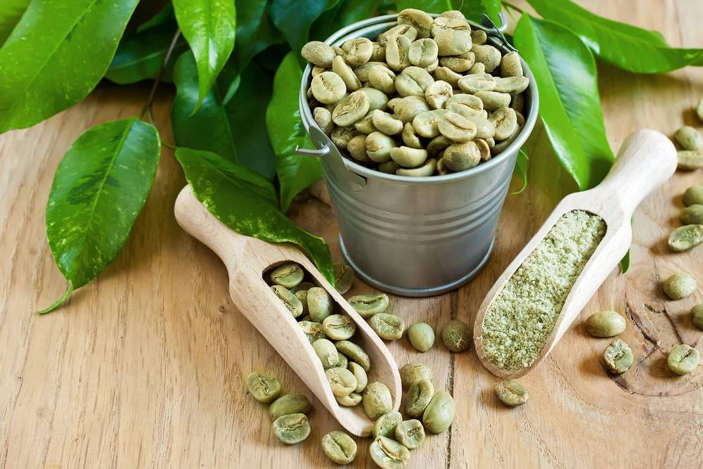 Зерна зеленого кофе, листья