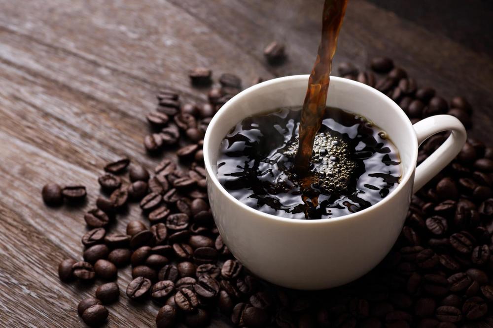 Чашка кофе и кофейные зерна