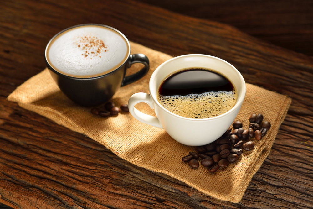 Чашки с кофе и кофейные зерна
