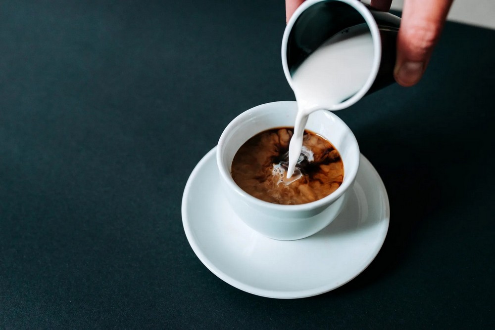 Сливки растворимым кофе. Кофе. Чашка кофе. Чашка кофе со сливками. Чашка кофе с молоком.