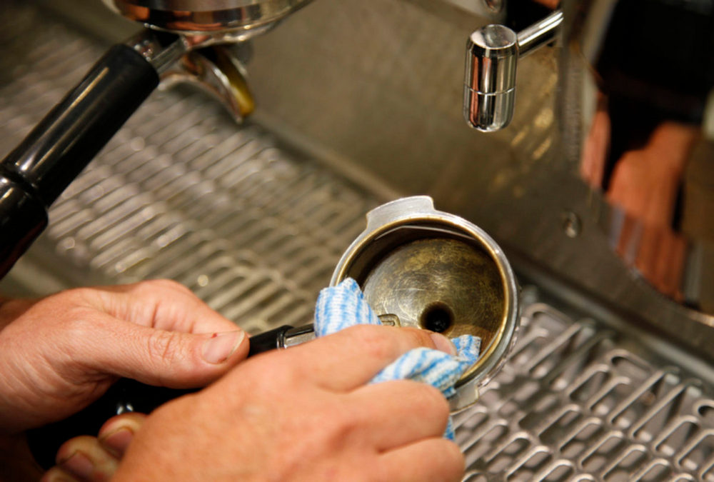 Чем чистить кофемашину от накипи