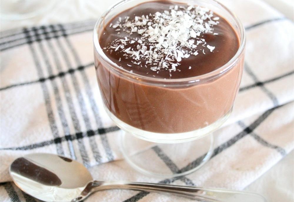 Кофейно-шоколадный крем с кокосовой стружкой в миске