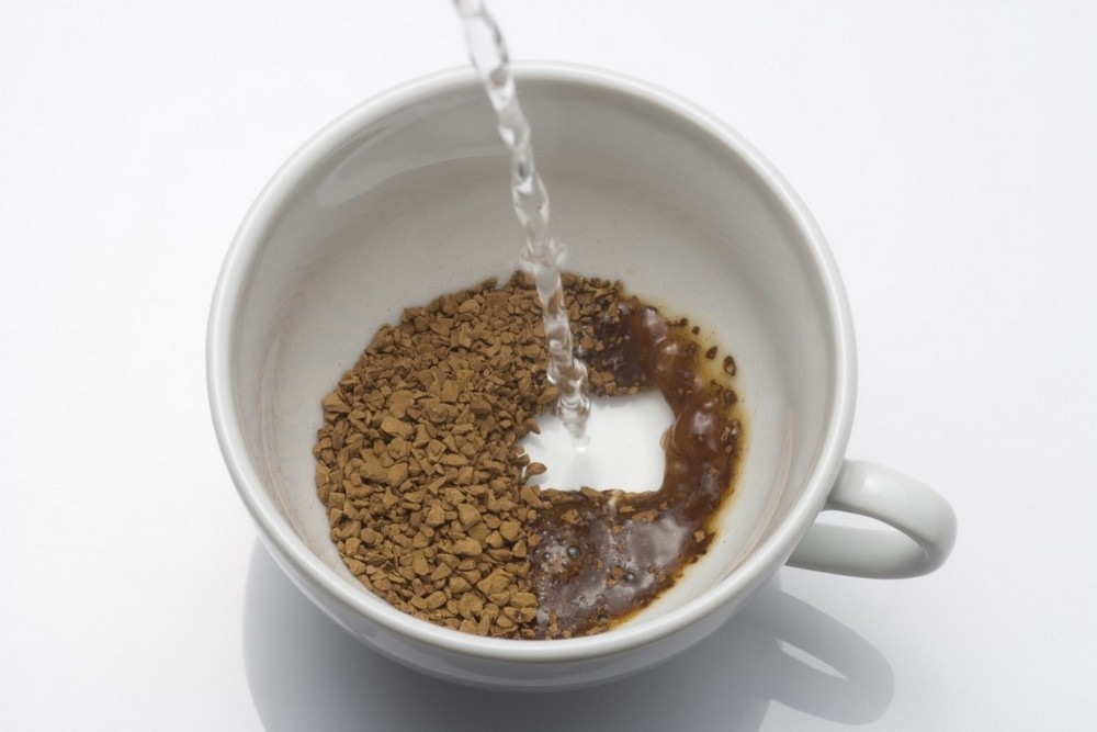 Растворимый кофе в чашке и кипяток