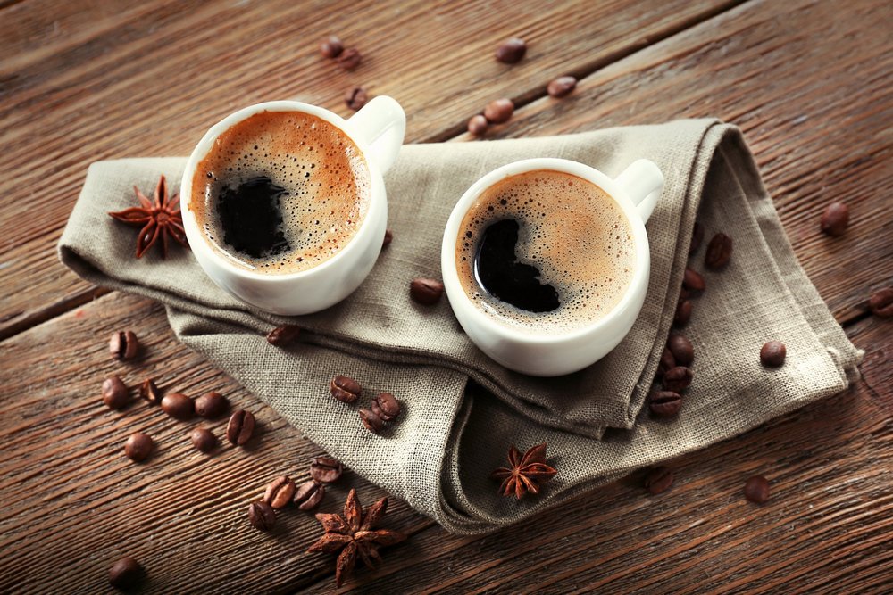 Кофе в чашках и кофейные зерна