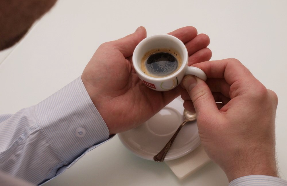 Чашка с кофе в руках